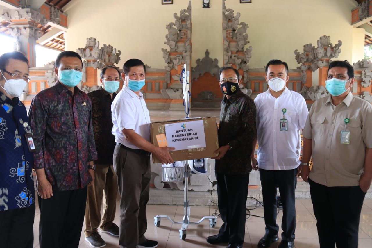 podiumnews.com-Kemenkes Serahkan Bantuan Penanganan Covid-19 untuk Bali 